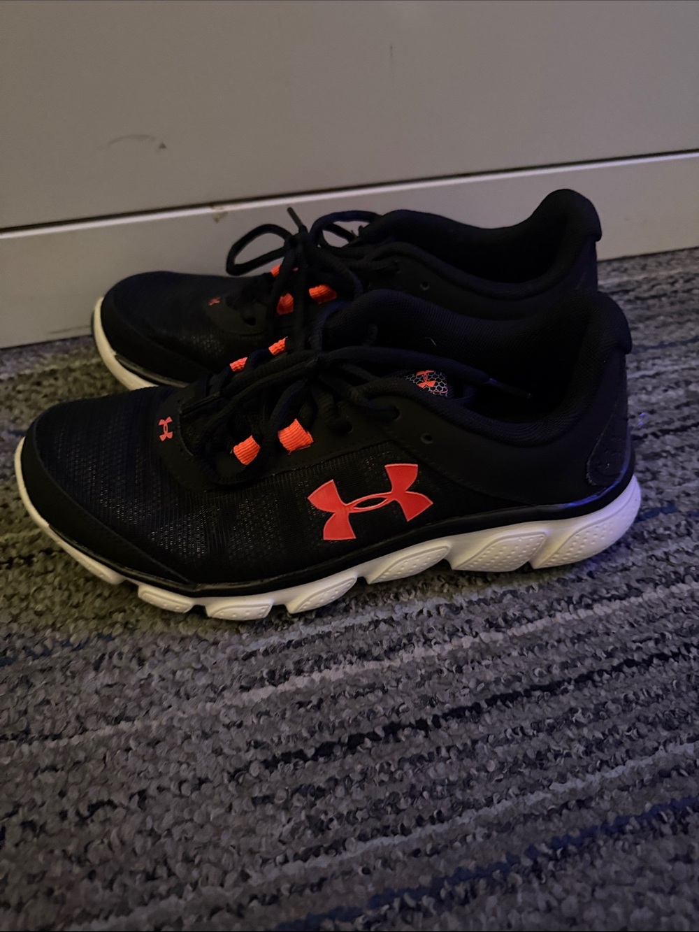 Under Armour 7.5 ladies Black Sneakers with pink Logo - barely worn